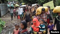 7일 방글라데시 테크나프에 도착한 미얀마 로힝야족들이 난민캠프로 이동하고 있다.