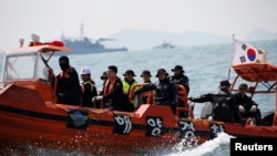 Para penyelam Korea Selatan masih terus melakukan pencarian terhadap 16 korban kapal feri Sewol yang masih hilang (foto: dok).