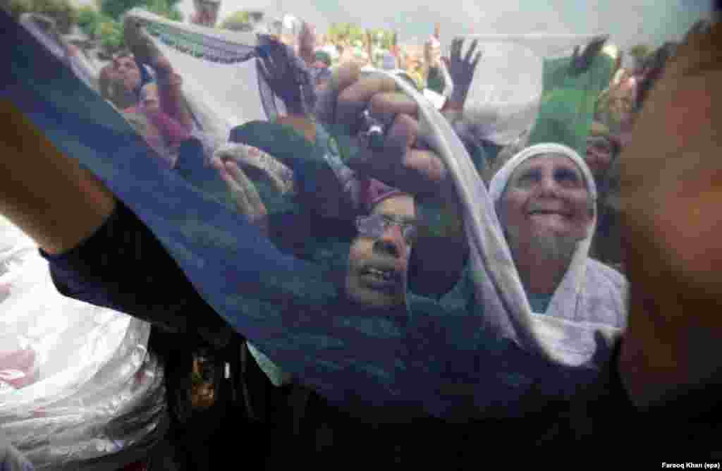 ស្រ្តី​មូស្លីម​នៅ​តំបន់​កាស្មៀ (Kashmir) ធ្វើ​ការ​បួងសួង នៅ​អំឡុងពេល​ថ្ងៃ​បុណ្យ Martyr Day របស់​ Hazrat Ali ដែល​ជា​ប្អូន​ជីដូនមួយ​ព្យាការី​មូហាម៉ាត់​ នា​ថ្ងៃ​ទី២១ នៃ​ពិធី​បុណ្យ​រ៉ាម៉ាឌន នៅ​អារាម​ Hazratbal Shrine ក្នុង​ក្រុង​ Srinagar តំបន់​កាស្មៀ​គ្រប់គ្រង​ដោយ​ឥណ្ឌា។