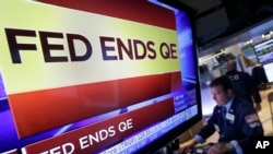 纽约证卷交易所内电视显示美联储的信息。