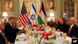 존 케리 미 국무장관(왼쪽에서 두번째)이 29일 국무부에서 이스라엘과 팔레스타인 대표단을 위한 만찬을 열었다.