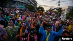 태국 반정부 시위대가 2일 방콕 경찰 본부 앞에서 군경과 대치 중이다.