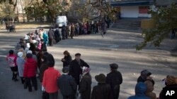 우크라이나 동부 도네츠크시의 한 투표소에 길게 줄 서있는 사람들 