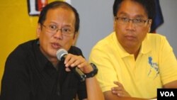 Benigno 'Noynoy' Aquino (kiri) dan pasangan Cawapres Mar Roxas dalam kampanye di Manila.