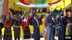 21일 터키 동남부 디야르바키르에서 주민들이 쿠르드 반군의 휴전 선언을 축하하고 있다.