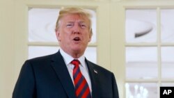 Le président Donald Trump lors de sa rencontre avec le Premier ministre de Singapour, Lee Hsien Loong, à l'approche d'un sommet avec le dirigeant nord-coréen Kim Jong Un, à Singapour, 11 juin 2018.