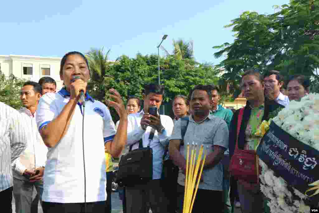 អ្នកស្រី ​យ៉ាង សោភ័ណ្ឌ​ ​ប្រធាន​សម្ព័ន្ធ​សហជីព​កម្ពុជា​ ថ្លែងក្នុង​ពិធី​គោរព​វិញ្ញាណ​ក្ខន្ធ​ លោក ជា វិជ្ជា អតីត​ប្រធាន​សហជីព​សេរីកម្មករ​ ដែល​ត្រូវ​បាន​គេ​បាញ់​សម្លាប់​កាល​ពី​១៥​ឆ្នាំ​មុន នៅ​ខាង​​មុខ​រូប​សំណាក​របស់​លោក ​ក្បែរ​វិមាន​ឯករាជ្យ​ នៅ​រាជធានី​ភ្នំពេញ ​នា​ថ្ងៃ​ទី២២​ ខែ​មករា​ ឆ្នាំ២០១៨។&nbsp;(កាន់​&nbsp;វិច្ឆិកា/VOA)&nbsp;