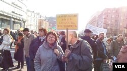 4月13日莫斯科捍卫言论自由集会标语：受够了谎言，胡说八道和残暴宣传(美国之音白桦拍摄)