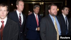 جان کری، وزیر خارجه آمریکا پس از ملاقات با محمدجواد ظریف، کاترین اشتون و وزیران اتحادیه اروپا، همراه با گروه آمریکا به هتل بازمی‌گردد.