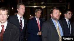 美国国务卿克里2013年11月8日（中间带红领带）出席日内瓦的伊朗核谈判后返回旅馆。