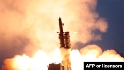 朝鲜朝中社11月29日发布照片，显示朝鲜进行的超大型综合火箭发射系统试验。