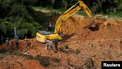 រូបឯកសារ៖ ក្រុមអ្នកជួយសង្គ្រោះកំពុងប្រតិបត្តិការស្វែងរកសាកសពជនរងគ្រោះដោយសារករណីបាក់ដីមួយកន្លែង នៅទី​ប្រជុំជន Batang Kali នៃរដ្ឋ Selangor របស់​ម៉ាឡេស៊ី​ កាលពីថ្ងៃទី ១៧ ខែធ្នូ ឆ្នាំ ២០២២។