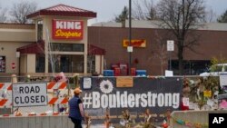 Arhiv - Ljudi odaju počast na privremenoj ogradi oko prodavnice namirnica King Supers u kojoj je 10 ljudi poginulo u masovnoj pucnjavi krajem marta u Boulderu, Colorado, 23. aprila 2021.