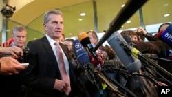 Komisaris Energi Uni Eropa, Guenther Oettinger, memberikan keterangan kepada media di kantor pusat Komisi Eropa di Brussel, Belgia (29/10).