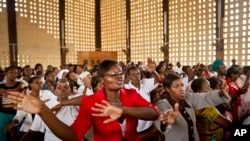 Kiristaanonni waldaa milishoonni haleelan keessatti oggaa faarfatan, Gaarissa, Kenya, 2015.