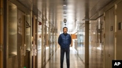 资料照：2020年4月13日，美国公民丹尼尔·徐在上海他所住的公寓附近摆拍（美联社）。