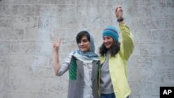 FILE - Iranian journalists Niloofar Hamedi, right, and Elaheh Mohammadi flash the victory sign after being released from prison on Jan. 14, 2024, in Tehran, having been released on bail pending an appeal. Iran's courts announced on Feb. 11, 2025, that the two have been pardoned.