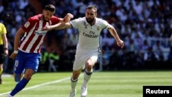 Le joueur du Real Madrid Dani Carvajal, à droite, aux prises avec Ferreira-Carrasco d'Atletico à Madrid, le 8 avril 2017.