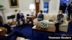 پرزیدنت بایدن در جریان دیدار با شماری از سناتورهای جمهوریخواه در کاخ سفید؛ شامگاه دوشنبه 