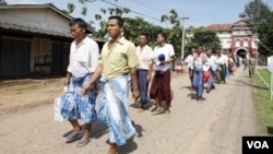 Para tahanan politik Burma dibebaskan dari penjara Insein di Yangon, Birma tahun lalu (foto: dok). Burma menerapkan daftar hitam untuk menjaga supaya para pembangkang tidak pulang ke tanah air mereka.