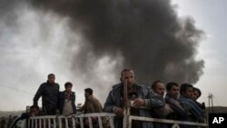 1일 이라크 모술 남부 카야라 검문소에서 트럭에 탄 피난민들이 대기하고 있다.