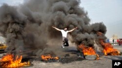 معترضان با آتش زدن تایرها، شاهراه ها را بسته بودند