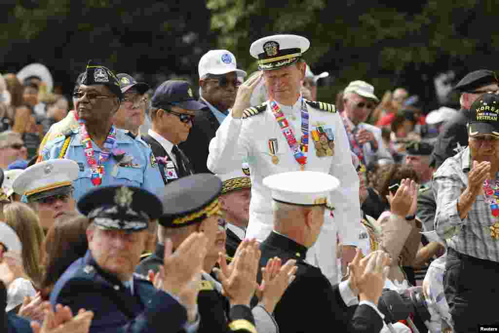 미국 워싱턴의 한국전 참전 기념공원에서 정전 60주년 기념식이 열린 가운데, 한국전 참전 용사들이 바락 오바마 미국 대통령의 기념 연설 중 참석자들의 박수를 받고 있다.