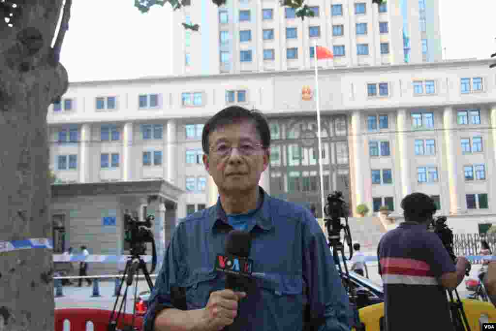 美国之音记者东方在济南中级人民法院门口