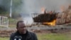 Le président kenyan Uhuru Kenyatta prononce un discours après avoir incinéré une pile de défenses d'éléphant dans le parc national de Nairobi à Nairobi, Kenya, 30 avril 2016. epa / DAI Kurokawa