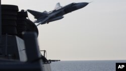 지난 12일 발틱해에서 운항 중인 미 해군 구축함 도널드 쿡 호에 러시아 SU-24 전투기가 저공으로 초근접 비행했다. 도널드 쿡 호 승조원이 찍은 사진을 미 해군이 공개했다.