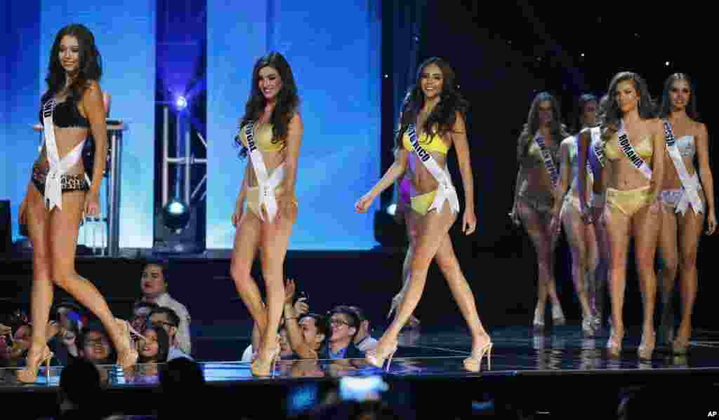 在马尼拉举行的2017年环球小姐大赛中，来自各国的选手身穿泳装（2017年1月26日）。