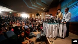 Menteri Transportasi Malaysia Hishamuddin Hussein (tengah), Dirjen Departemen Penerbangan Sipil Azharuddin Abdul Rahman (kiri) dan CEO Maskapai penerbangan Malaysia Airlines Ahmad Jauhari Yahya (kanan) dalam konferensi pers di Sepang (14/3).