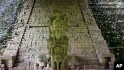 Стела М и Иероглифическая лестница на месте археологических раскопок в Копан-Руинас, Гондурас, 3 июля 2021