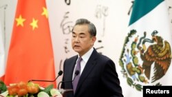 中国外长王毅与墨西哥外长埃布拉德在北京钓鱼台国宾馆举行的联合记者会上讲话。（2019年7月2日）