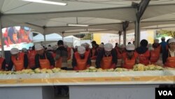 지난 20일 서울 여의도 중소기업중앙회마당에서 탈북민돕기 김장행사가 진행 중이다. 탈북민들과 외국인들도 함께 참여했다.