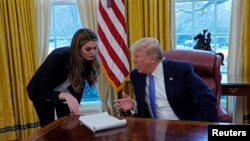 Hope Hicks (esq) e Donald Trump, durante entrevista à Reuters, 17 de janeiro de 2018