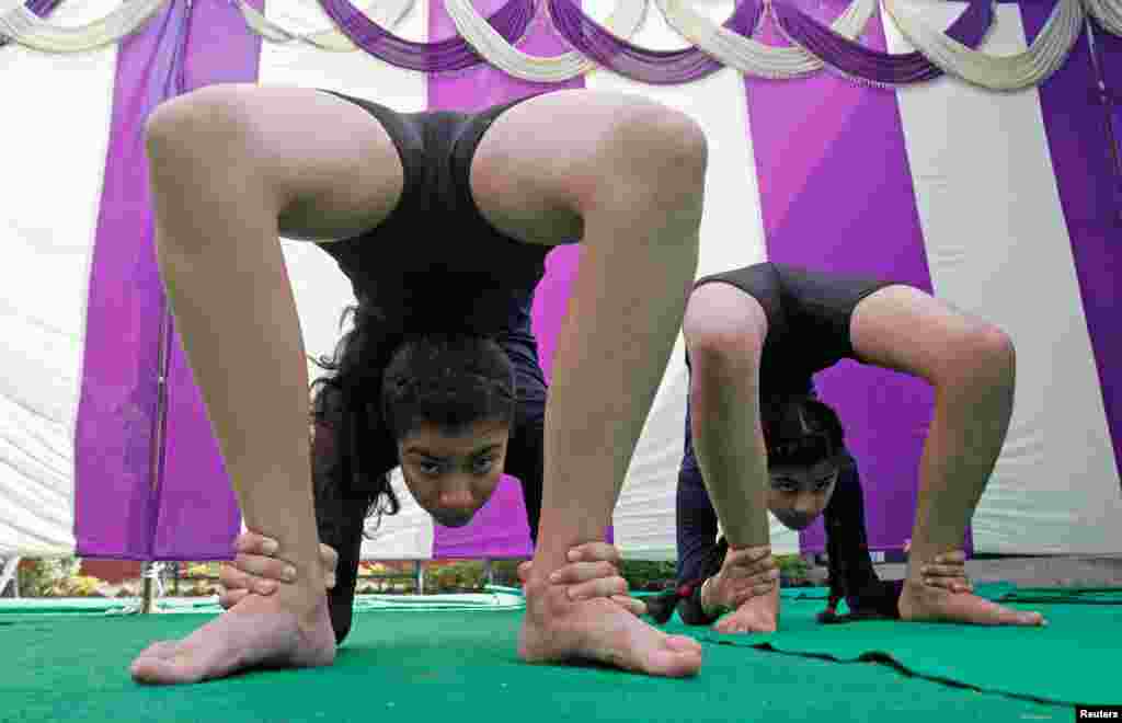 2017年10月6日，在印度昌迪加尔举行的比赛中，人们表演Shalabhasana瑜伽。