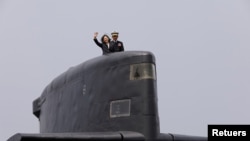 台湾总统蔡英文2017年3月21日在高雄海军基地登上一艘“海龙级”（SS-794）潜艇并挥手致意。（路透社照）
