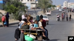 가자지구의 팔레스타인 주민들이 13일 이스라엘의 공습을 피해 대피하고 있다