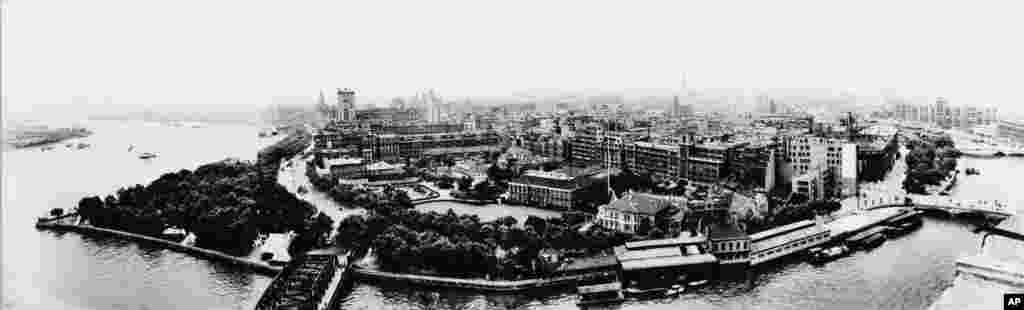 鸟瞰1973年的上海：外滩、黄浦江、浦东&hellip;&hellip;1972年2月28日，两国政府在上海签署了联合外交公报《上海公报》 。《上海公报》成为后来四十多年里美中关系基础的一部分。在台湾问题上， 根据上海公报，中方重申：中华人民共和国政府是中国的唯一合法政府；台湾是中国的一省。(The Chinese side reaffirmed its position....the Government of the People&#39;s Republic of China is the sole legal government of China; Taiwan is a province of China...)。而美方声明：美国认识到，在台湾海峡两边的中国人都认为只有一个中国，台湾是中国的一部分。(The U.S. side declared: The United States acknowledges that all Chinese on either side of the Taiwan Strait maintain there is but one China and that Taiwan is a part of China...)