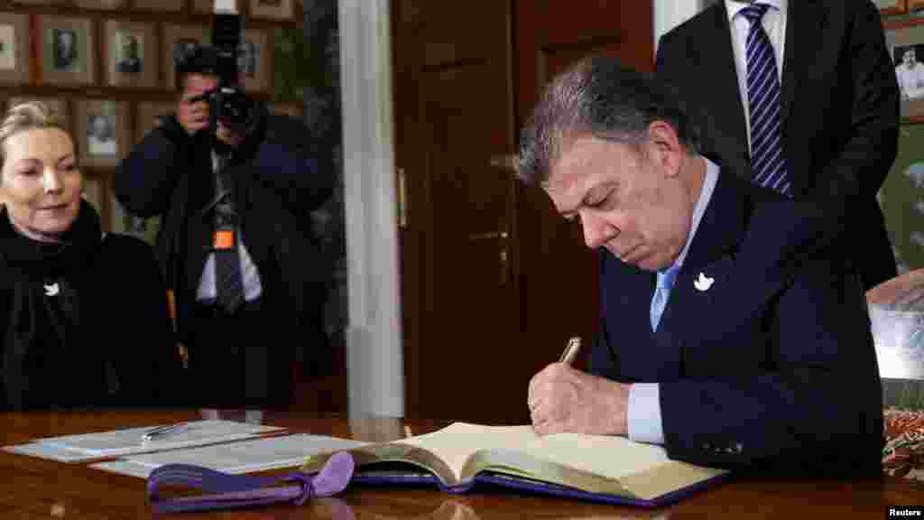 អ្នកជ័យលាភី​ពានរង្វាន់​ណូបែល​សន្តិភាព​ ប្រធានាធិបតី​កូឡុំប៊ី​លោក Juan Manuel Santos ចុះ​ហត្ថលេខា​លើ​ពង្រាងអនុស្សរណៈ​មួយ​នៅ​វិទ្យាស្ថាន​ Nobel Institute ក្នុង​ក្រុង​អូស្លូ ប្រទេស​ន័រវែស កាល​ពី​ថ្ងៃ​ទី០៩ ខែ​ធ្នូ ឆ្នាំ​២០១៦។