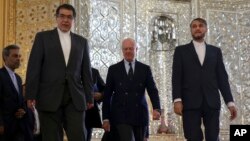 Utusan Khusus PBB untuk Suriah Staffan de Mistura (tengah) saat tiba untuk pertemuan dengan Menlu Iran Mohammad Javad Zarif, di Teheran (10/1).