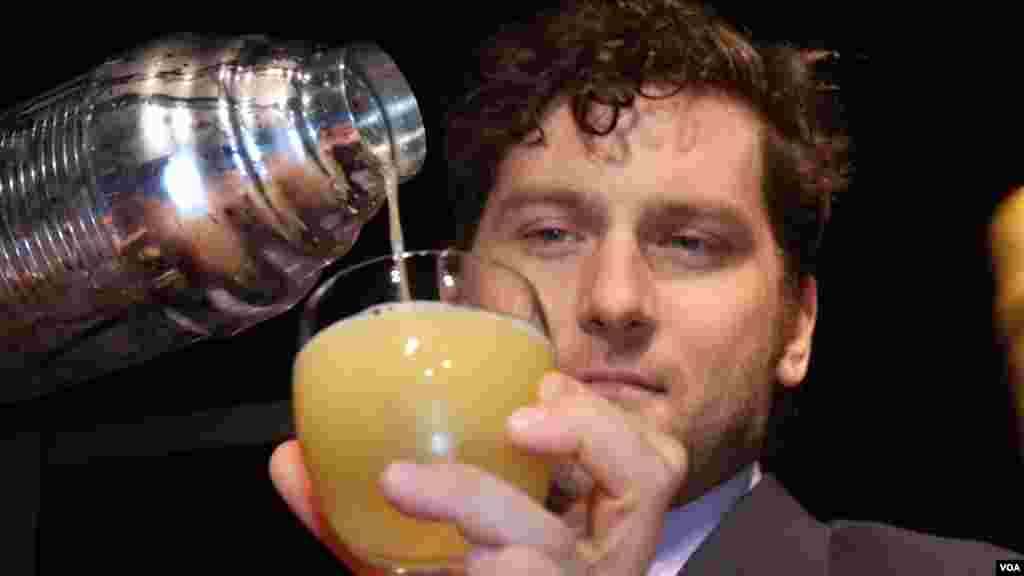 名为盘尼西林的鸡尾酒（美国之音国符拍摄）