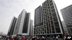 广州建筑工人在住宅楼下走过