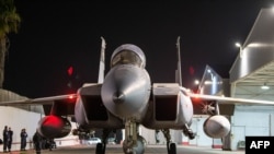 以色列一架战斗机离开机库，准备执行轰炸任务。(2024年10月26日)