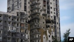 ساختمانی در خارکیف که بر اثر حمله موشکی روسیه آسیب دیده است (۲۵ اردیبهشت ۱۴۰۳)