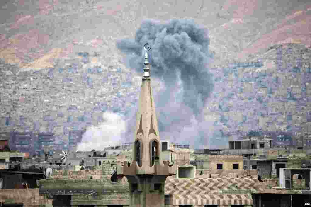 ផ្សែង​ហុយ​ចេញ​បន្ទាប់​ពី​មាន​ការរាយការណ៍​ពី​ការវាយប្រហារ​តាមអាកាស​នៅទីតាំង​កាន់កាប់ដោយ​ក្រុម​ឧទ្ទាម​ក្នុង​ស្រុក Jobar ភាគខាងកើតជាយក្រុង​ Damascus រដ្ឋធានី​នៃប្រទេស​ស៊ីរី។