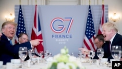 Rais Donald Trump, kushoto, na Waziri Mkuu wa Uingereza Boris Johnson walipokutana asubuhi katika Hoteli ya du Palais pembeni ya mkutano wa G-7 summit in Biarritz, France, Jumapili, Agosti, 25, 2019. (AP Photo/Andrew Harnik)