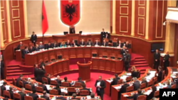 Tiranë: Opozita largohet nga diskutimi i amnistisë fiskale në Parlament