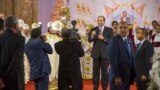 Le président Al-Sissi s'entretient avec des fidèles coptes lors de la messe du réveillon de Noël dans la nouvelle cathédrale copte d'Égypte le 6 janvier 2018.(VOA/ Hamada Elrasam)